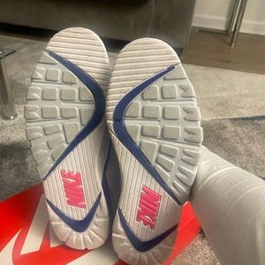 Only worn once.
AIR CROSS TRAINER 3 LOW
9.5 Men’s
11 Women’s
$75